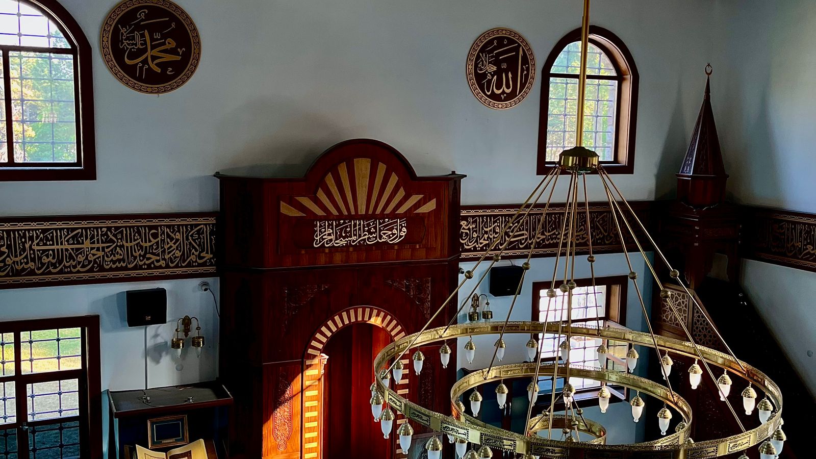 Jemaah Muslim menunaikan solat berjemaah di dalam masjid