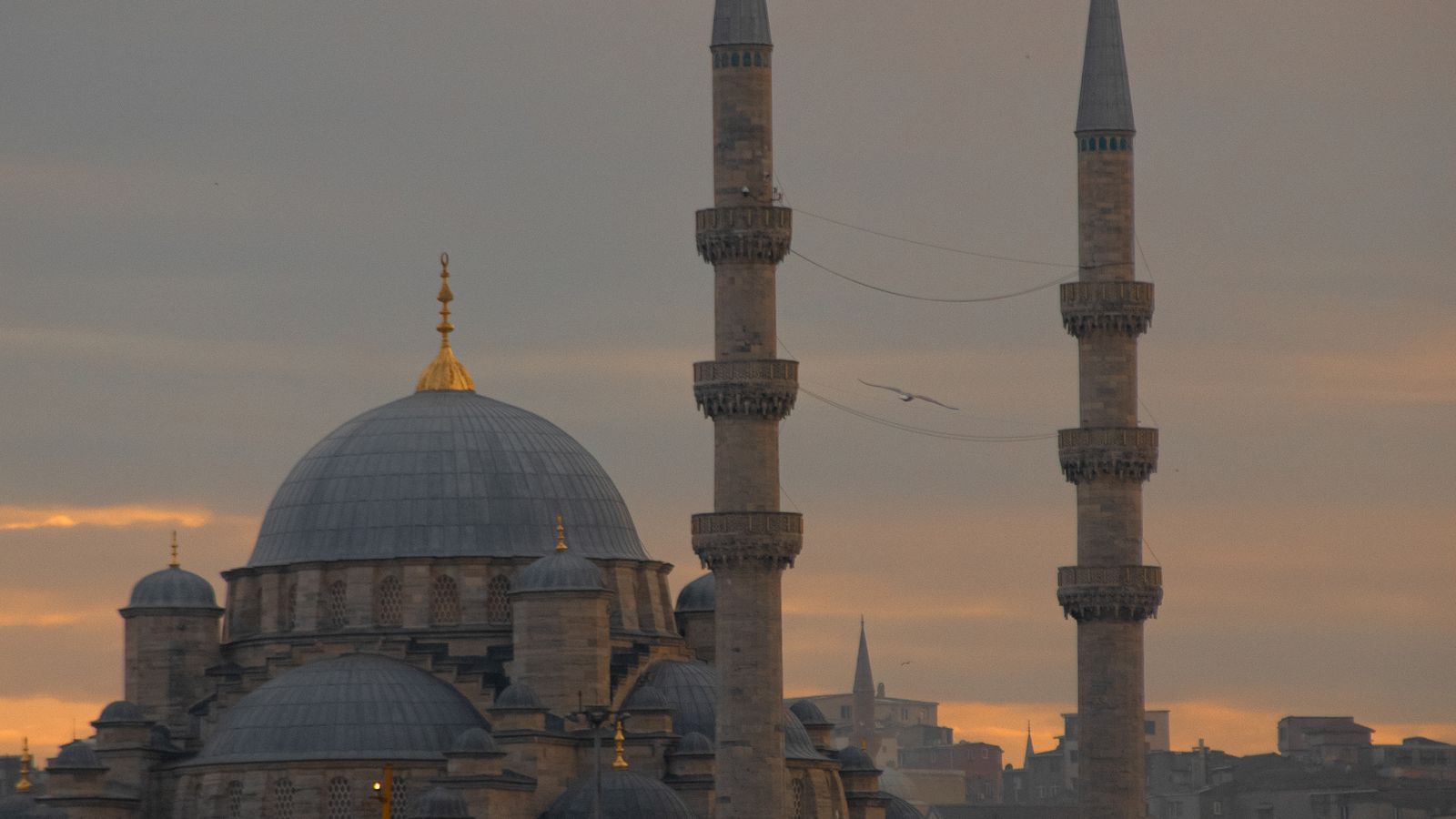 Jemaah Muslim menunaikan solat berjemaah di dalam masjid