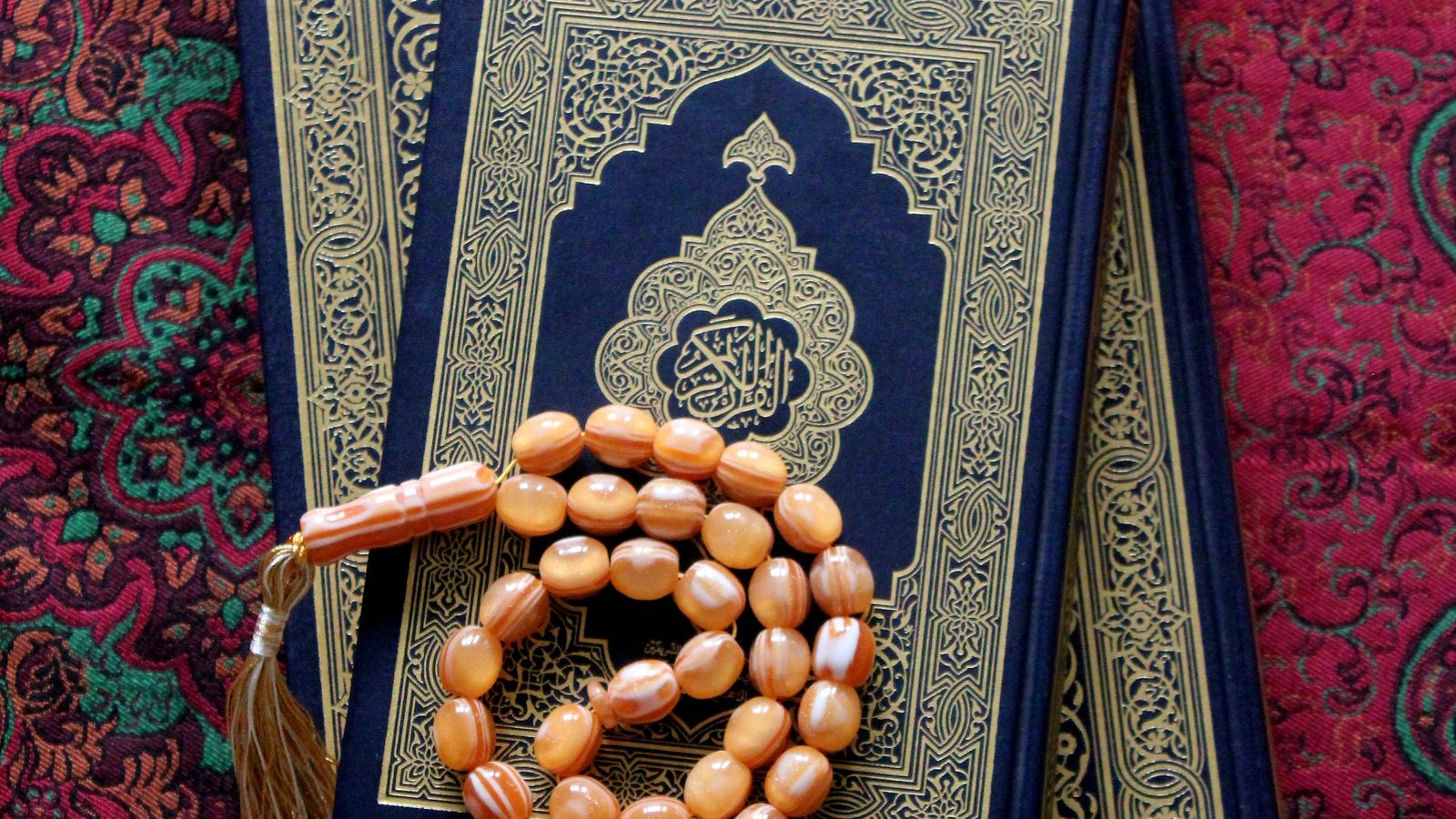 Jemaah Muslim menunaikan solat berjemaah di dalam masjid