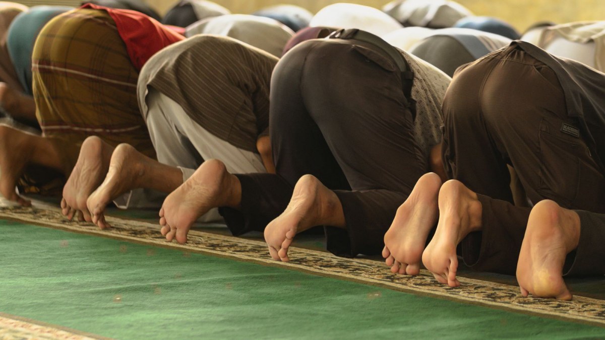 Jemaah Muslim menunaikan solat berjemaah di dalam masjid