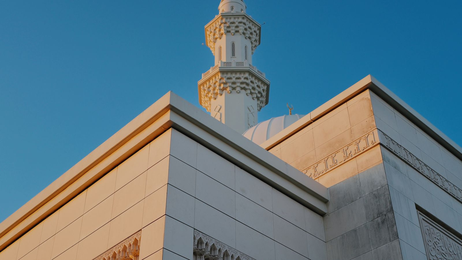Jemaah Muslim menunaikan solat berjemaah di dalam masjid
