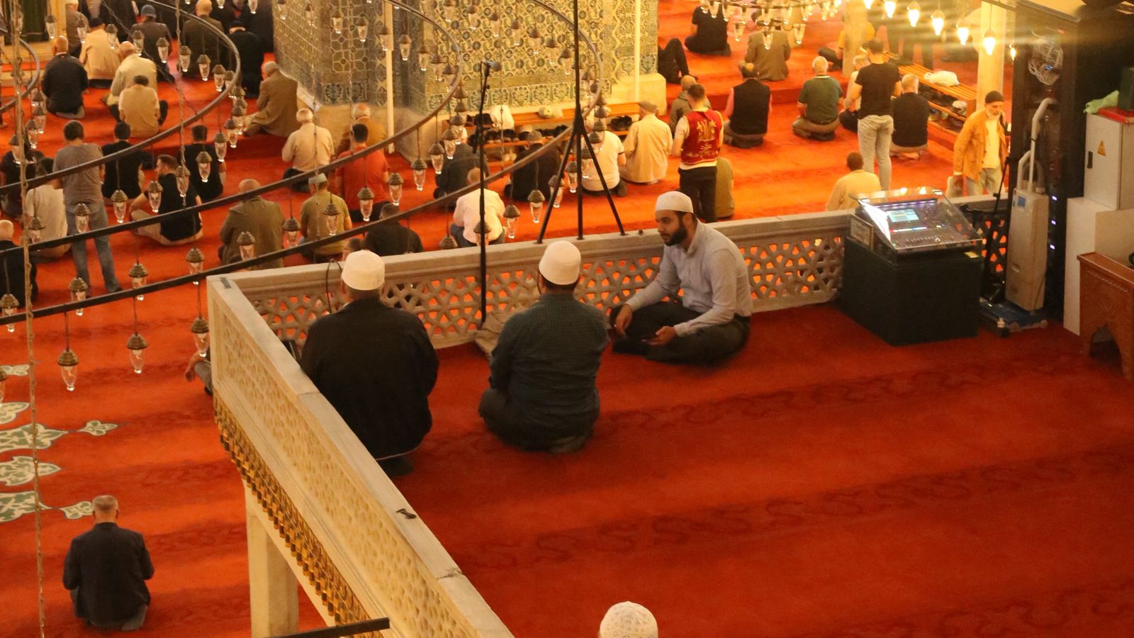 Jemaah Muslim menunaikan solat berjemaah di dalam masjid
