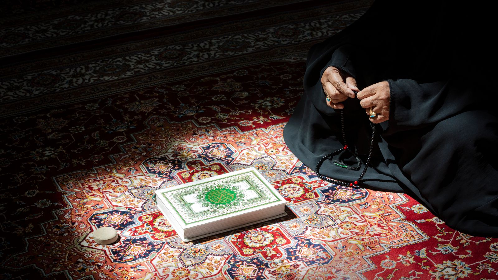 Jemaah Muslim menunaikan solat berjemaah di dalam masjid