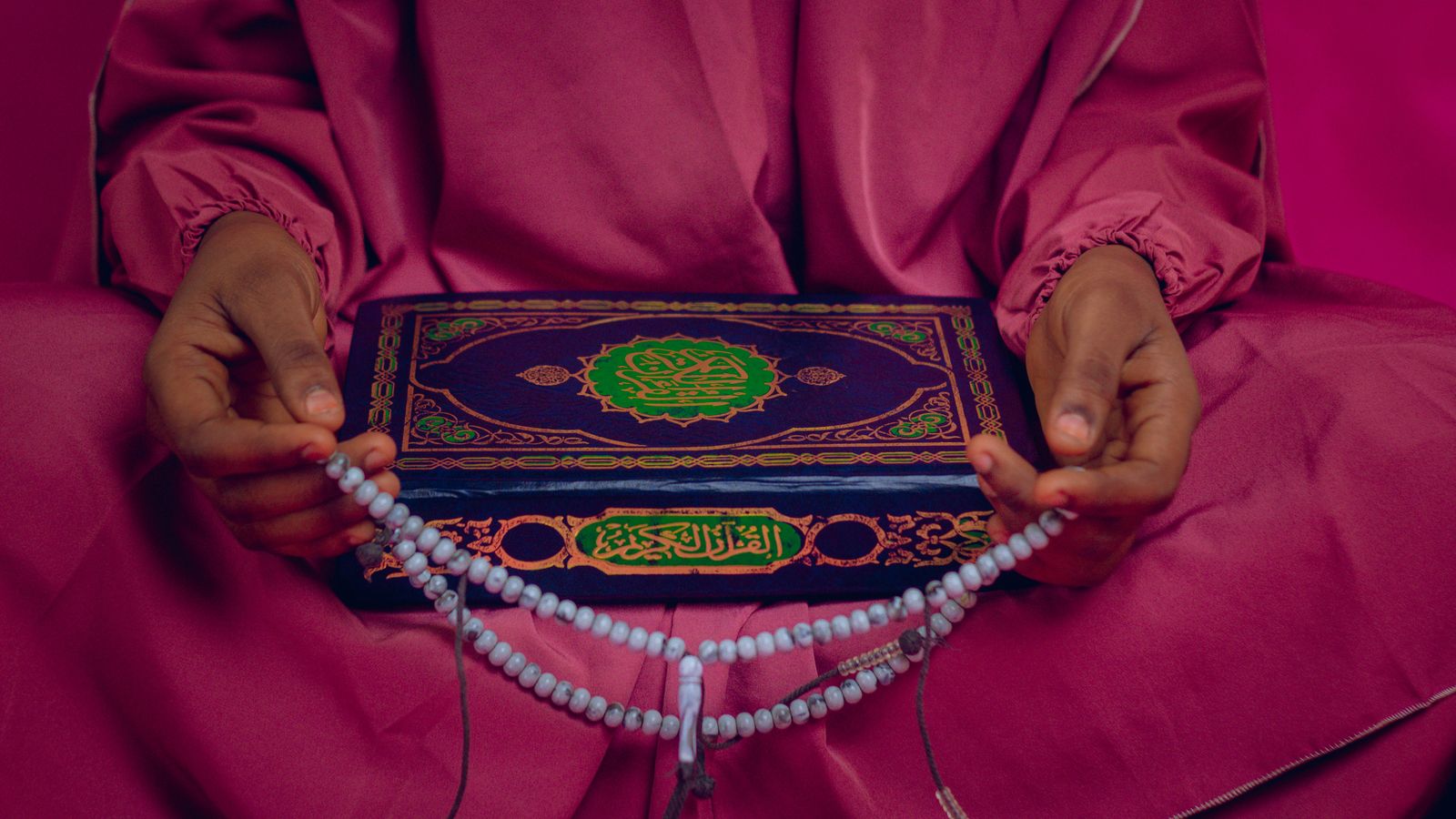 Jemaah Muslim menunaikan solat berjemaah di dalam masjid