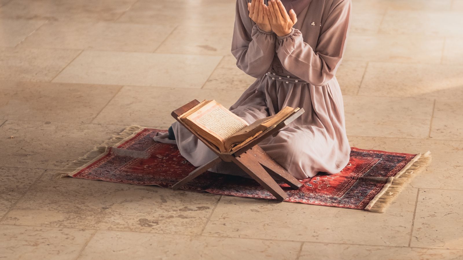 Jemaah Muslim menunaikan solat berjemaah di dalam masjid