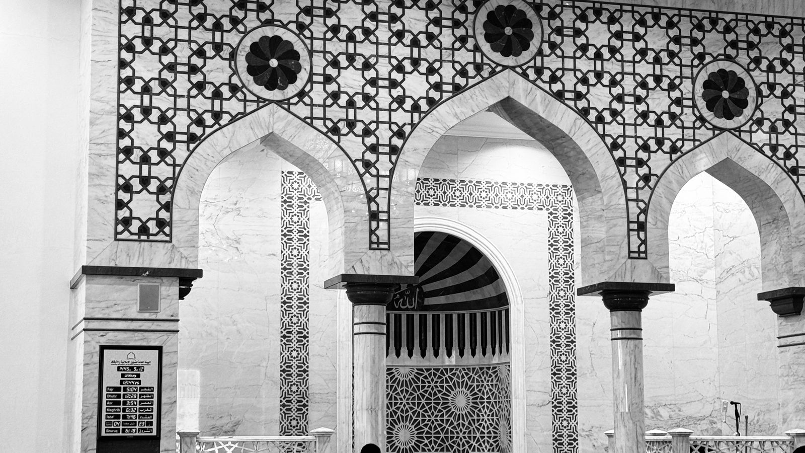 Jemaah Muslim menunaikan solat berjemaah di dalam masjid