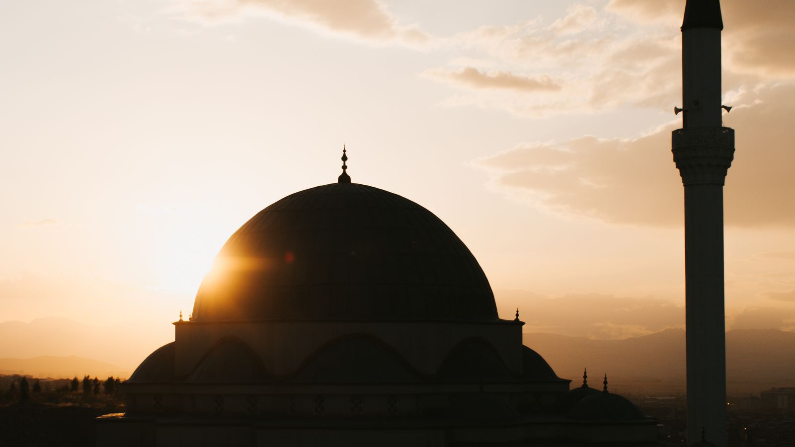 Jemaah Muslim menunaikan solat berjemaah di dalam masjid