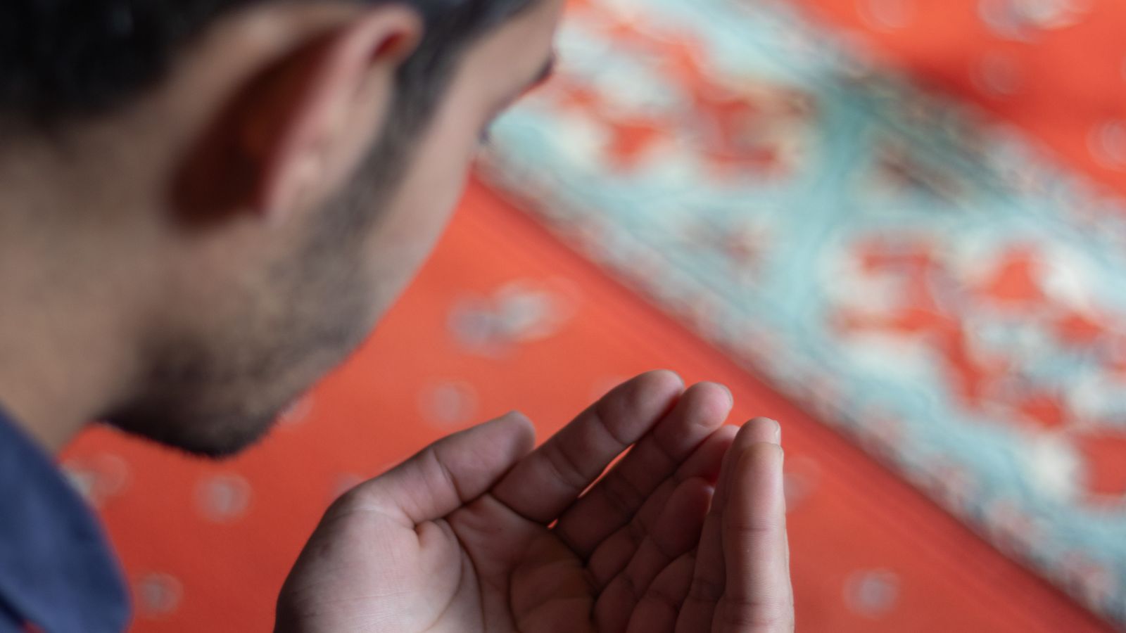 Jemaah Muslim menunaikan solat berjemaah di dalam masjid