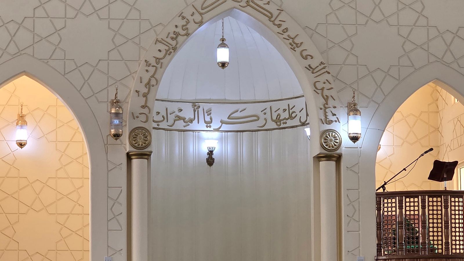 Jemaah Muslim menunaikan solat berjemaah di dalam masjid