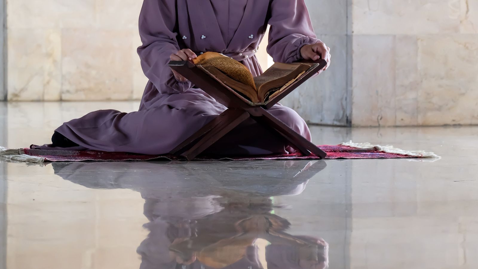 Jemaah Muslim menunaikan solat berjemaah di dalam masjid