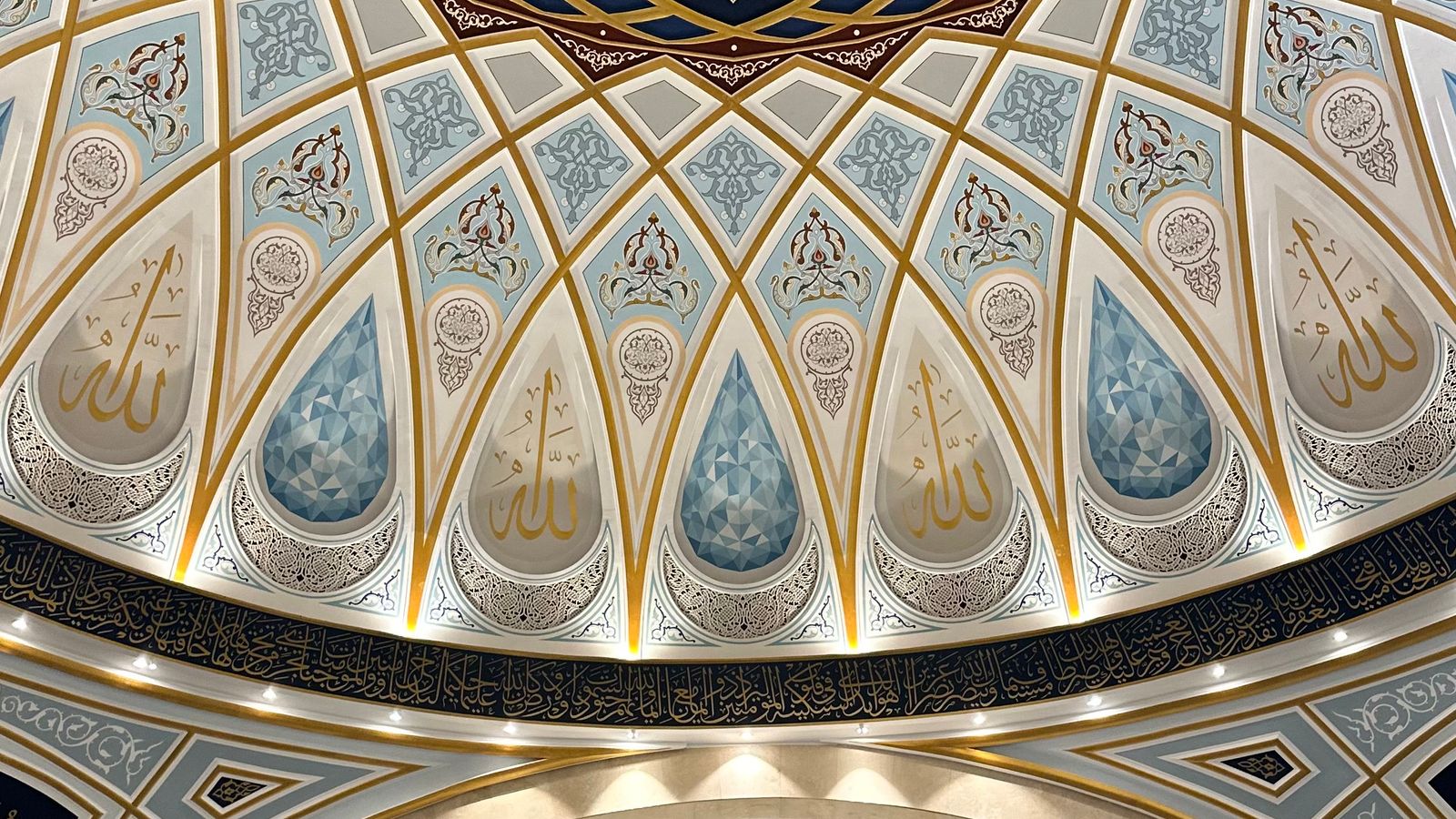 Jemaah Muslim menunaikan solat berjemaah di dalam masjid