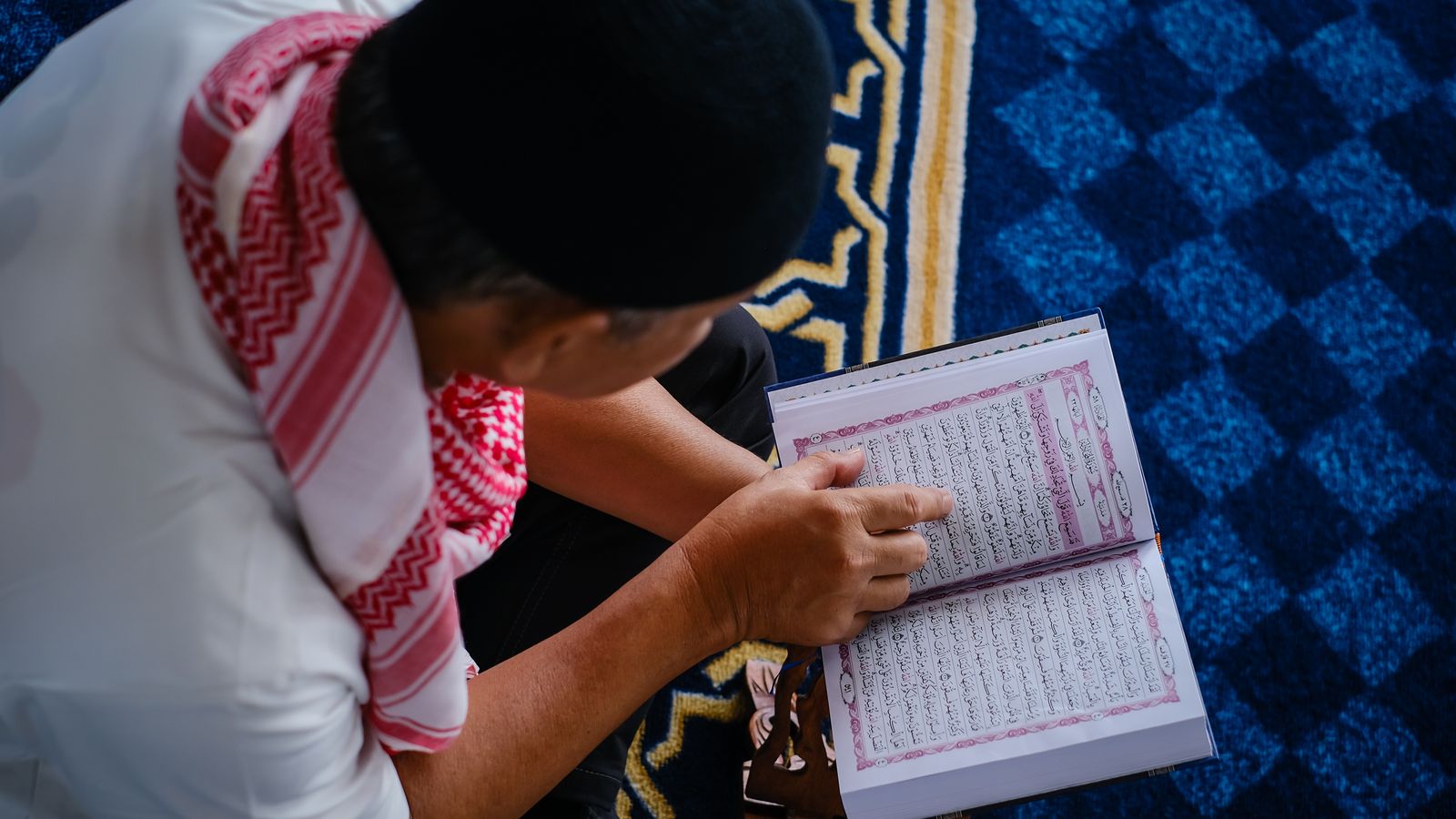 Jemaah Muslim menunaikan solat berjemaah di dalam masjid